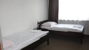 Фото номера Трехместный номер Отель Hotel Olimpijski г. Тарновске-Гуры 4
